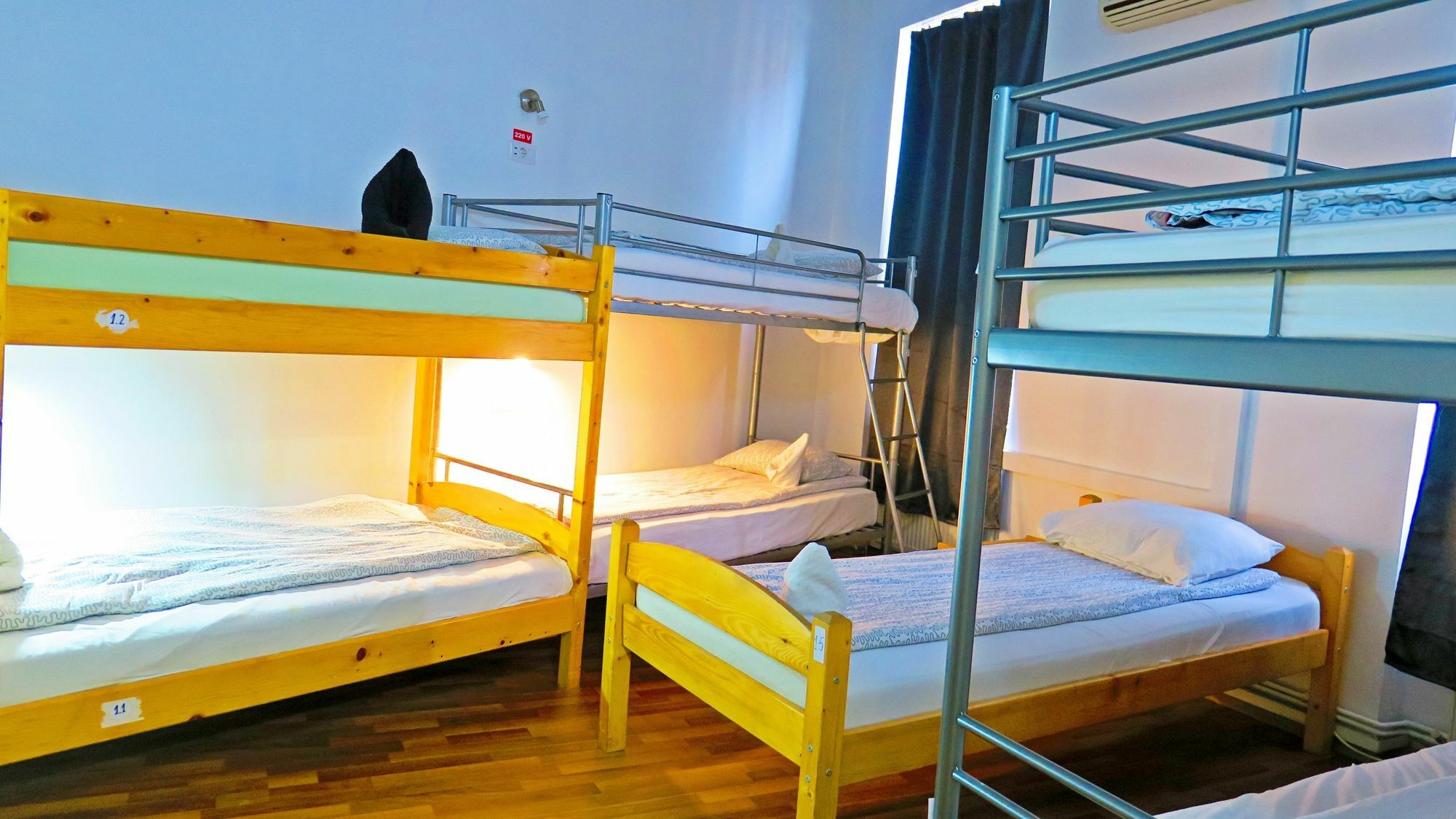 The Evil Clown Hostel Braşov Eksteriør bilde